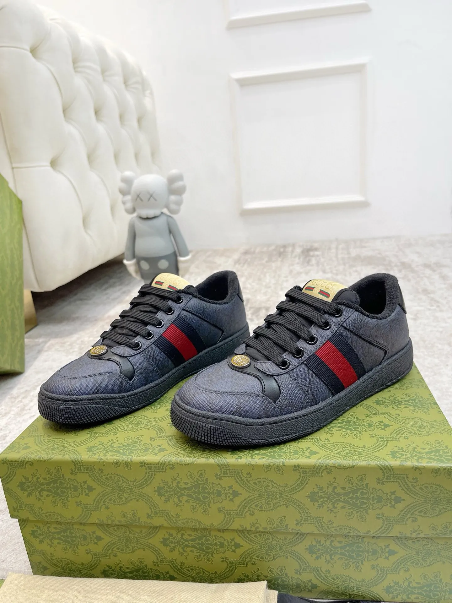 Ex-factory price: 540💰 GUCCI Gucci's newly upgraded back cover lining, top-notch old dirty shoes, classic casual sports shoes for couples, retro sneakers and old G family dirty shoes, updated at the counter simultaneously! ①The shoe upper has the same water-based edge coating process as the original version⚠️The ordinary oil edges on the market have a strong glue feel and are easy to fall off! Grade A first-layer nubuck leather (with pores)/matching computer embroidered double G cloth, high-density terry velvet lining. ② A PVC transparent small round mark sealing line is added to the details of the midsole. The mold is opened six times and the jewelry craftsmanship is used to customize the two-color double G buckle, striving to be the same as the original version. A pair of buttons is more than three times more expensive than ordinary buckles on the market. ③An old two-color washable label, the chip is placed on the outer waist of the right foot, the entire shoe is completely hollowed out with rubber technology, TUP material (rubber to distinguish the market) with the latest green packaging from the counter, 3D printed handbag, and a pair of shoelaces. There is no pressure when entering and exiting the counter. You can buy a 1:1 accurate replica of the original version and modify and upgrade it repeatedly. The details are perfectly restored, the materials are all customized, and they are truly top-notch. Please look at the details clearly to identify the quality. Upper: First-layer frosted cowhide/embroidered double G cloth. Lining: original high-density velvet lining. Foot pads: original pearlescent sheepskin. Outsole: private molded vacuum TPU material. Packaging: original top-grade full set packaging at the counter. Shoe size: women's size 35-40, men's size 39-44 (men's size 38, 45🉑️customized, non-returnable)